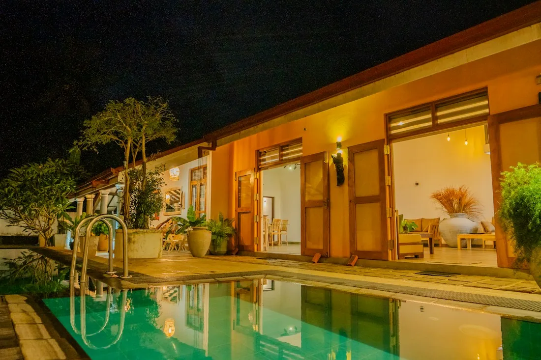 Moradia com piscina iluminada à noite