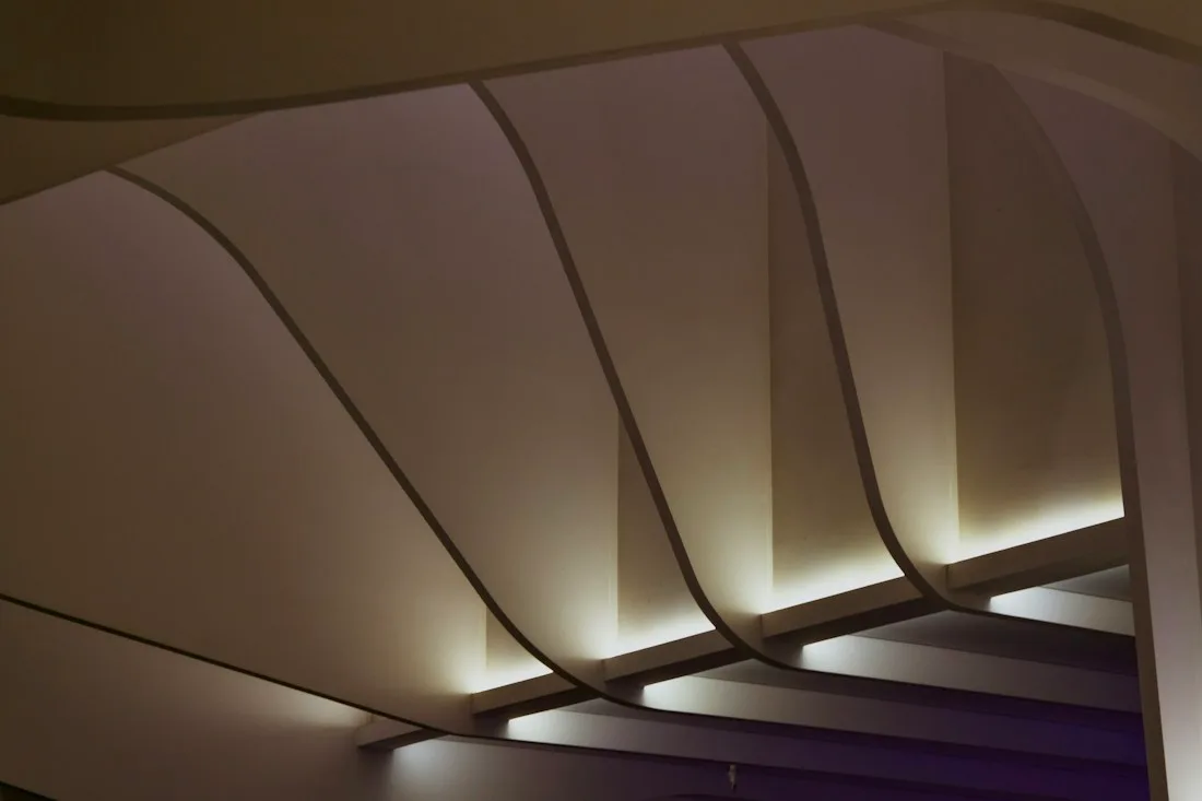 Teto em pladur com curvas e luz indireta